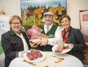 Steirische Fleischer sind Botschafter für Rindfleisch aus der Region: Vizepräsidentin Maria Pein, Innungsmeister Josef Mosshammer, Landesbäuerin Auguste Maier (v.r.n.l.)