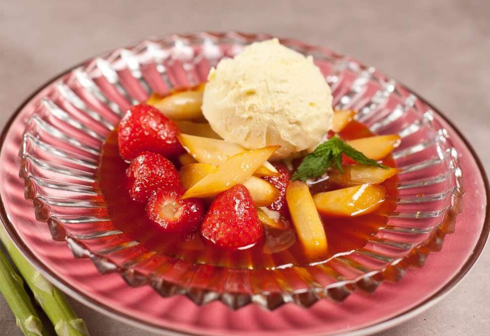 Karamellisierter Spargel mit Erdbeeren und Vanilleeis