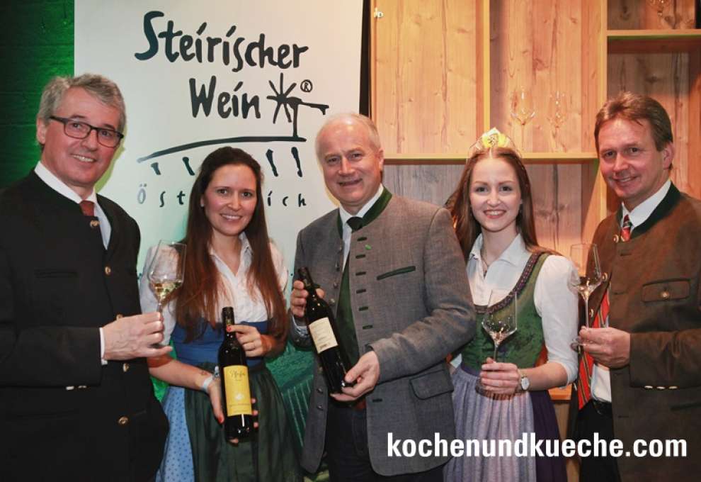 Weinbaudirektor Werner Luttenberger, Marketingleiterin Wein Steiermark Claudia Genner, Landesrat Johann Seitinger, Weinkönigin Johanna II. und LK-Präsident Franz Titschenbacher bei der Verkostung des Jahrgangs 2016. 