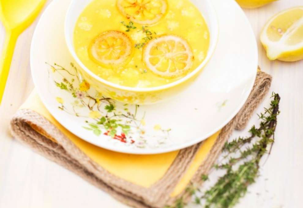 Zitronensuppe mit Maiskolben und Thymian