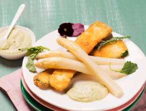 Zucchinischnitzel mit weißem Spargel und grünem Spargeldip