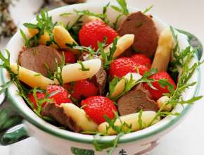 Rehrücken mit Erdbeer-Spargel-Salat