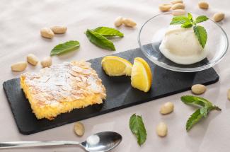 Zitronen-Mandel-Kuchen mit Frozen Yogurt