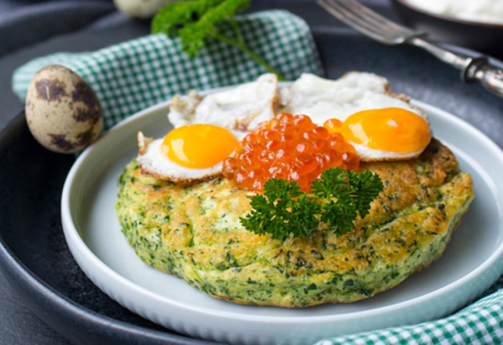 Spinat-Omelett-Gesichter mit Wachtelspiegeleiern und Lachskaviar
