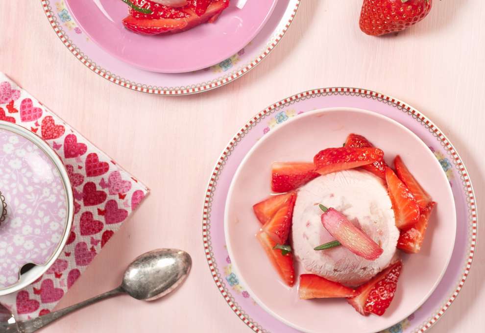 Rhabarber-Parfait mit Erdbeersalat