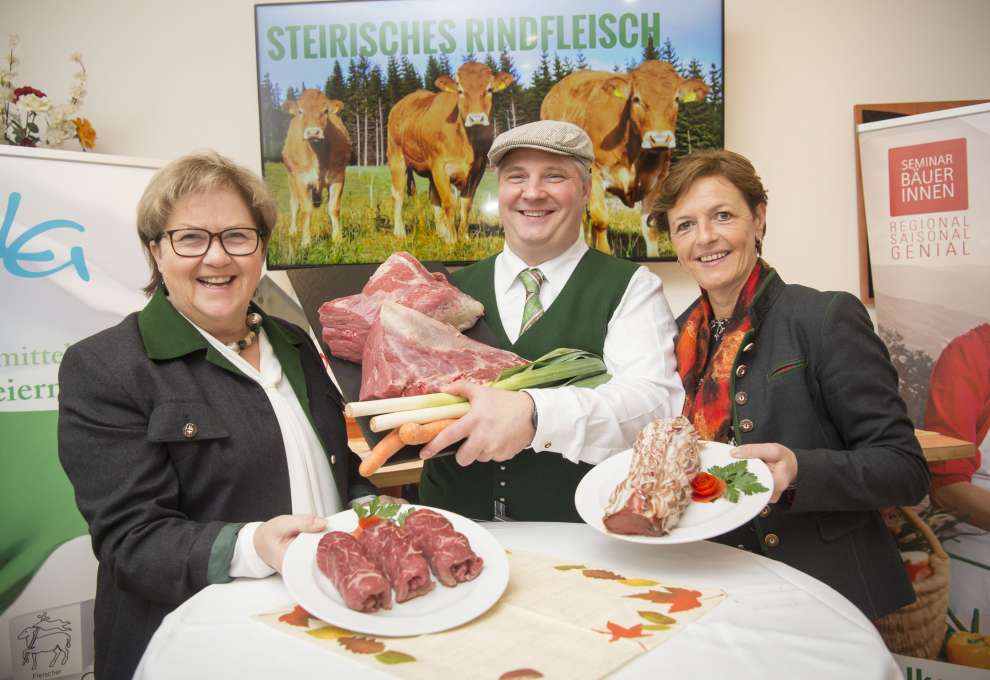 Steirische Fleischer sind Botschafter für Rindfleisch aus der Region: Vizepräsidentin Maria Pein, Innungsmeister Josef Mosshammer, Landesbäuerin Auguste Maier (v.r.n.l.)