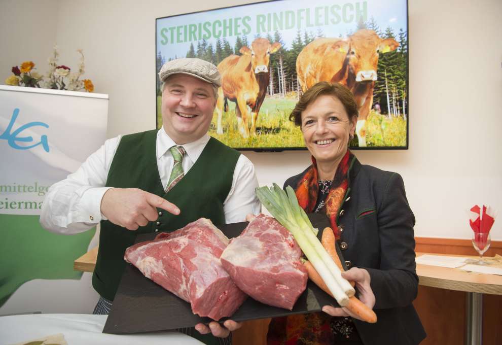 Innungsmeister Josef Mosshammer und Vizepräsidentin Maria Pein: Heimisches Rindfleisch statt Rindfleisch auf Reisen