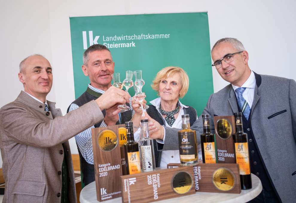 Auf den großen Sieg: LK-Obstbauchef Herbert Muster (l.) und Manfred Kohlfürst, Obmann der steirischen Erwerbsobstbauern (r.) mit den Supersiegern Gusti und Hubert Hirtner. 