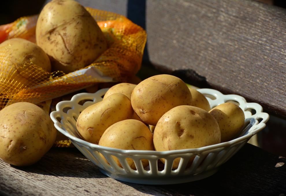 Kartoffeln kochen - gekochte Kartoffeln im Körberl