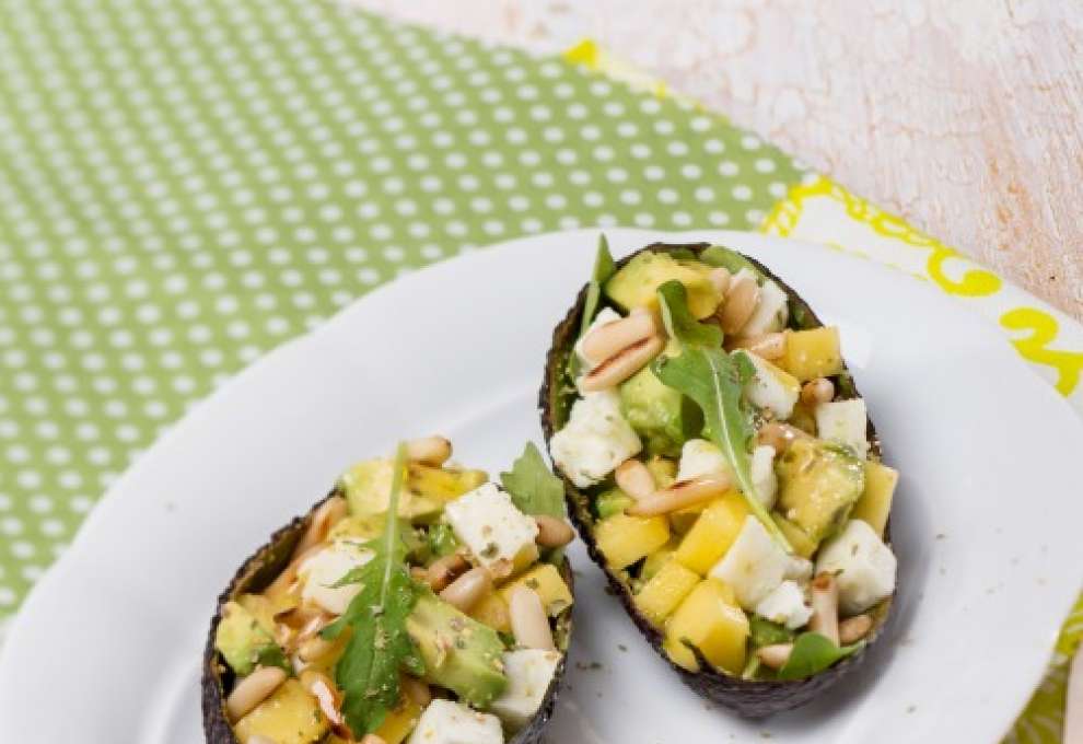 Avocado-Schafkäse-Mango-Salat mit fruchtiger Curry-Vinaigrette