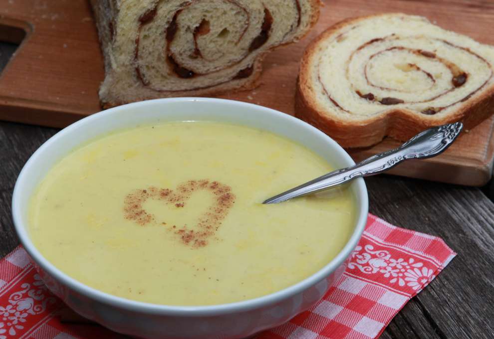  Gelbe Suppe mit „Wazan“ (Gegendtaler Kirchtagssuppe mit Reindling)