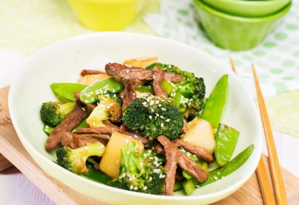 Grünes Wok-Gemüse mit Rindfleisch